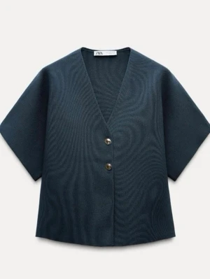 Mörkblå Blus zara - Super fin mörkblå blus/topp från Zara! Mjukt finstickad material med guldknappar, säljs pga att den inte kommer till användning längre. Bara att skriva vid fler bilder eller frågor💕