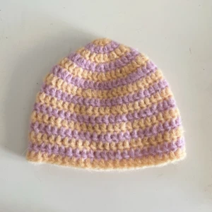 Handvirkad randig mössa  - Söt virkad mössa i rosa och gul. Gjord på fluffigt garn så den är mjuk att ha på sig! Perfekt nu på vintern❄️Mått: Längd: 19cm Bredd(längst ned) : 22cm 💌 skriv om ni har fler frågor!