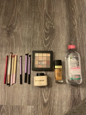 Set med sminkborstar och smink samt sminkborttagning - Säljer ett set med sju sminkborstar i olika färger och former. Allt för 250