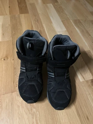 Svarta vinterkängor från Treksta - Helt nya och aldrig använda Barnskor, vinterkängor barn.Treksta Cobra X GTX som aldrig kom till användning i en mild vinter. Storlek 38 som motsvarar 24.5cm. Svarta, lätta, varmfordrade