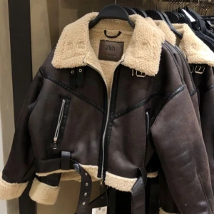 Zara jacka - Bra skick! Använd några få gånger och är liten i strl   Skulle säga M/L