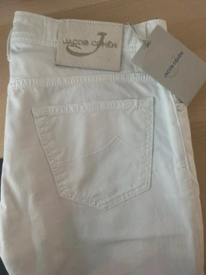 Jacob Cohën jeans  - Säljer ett par vita Jacob Cohen jeans helt nya med tags och påsen kvar. Storlek 32 riktigt snygga, nypris 5000kr mitt pris endast 950kr. Hör av er vid frågor. Mvh Viktor😊
