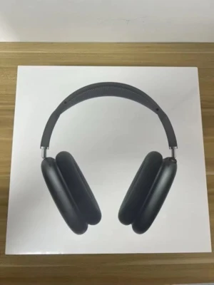 Apple AirPods Max Svart Over-ear - Snygga svarta Apple AirPods Max over-ear hörlurar med stilren design. Bygeln är vadderad med mesh och kåporna är i aluminium för en lyxig känsla. Perfekta för dig som vill ha grymt ljud och modern look.