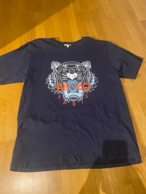Kenzo t shirt  - Säljer nu denna kenzo t shirten den är i storlek XL men sitter som en M-L ungefär. Tveka inte på att höra av dig om du har några frågor.