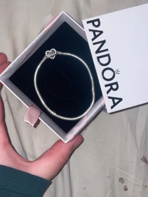 Pandora silverarmband med hjärtformad lås - Säjer mitt Pandora armband i silver då jag har två st och det här är lite för liten, endast testade. På backsidan av det hjärtformade låste står det family forever and always. Den är som ny låda kommer med ny pris 899 har kvitto som bevis om ni önskar och se 💕köp sker via köp nu❗️