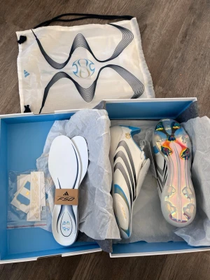 Adidas f50 messi - Säljer denna sällsynt begränsade upplaga av Messi f50. Aldrig andvänds, allt ingår! Hör av er för mer frågor, bilder o prisförslag!