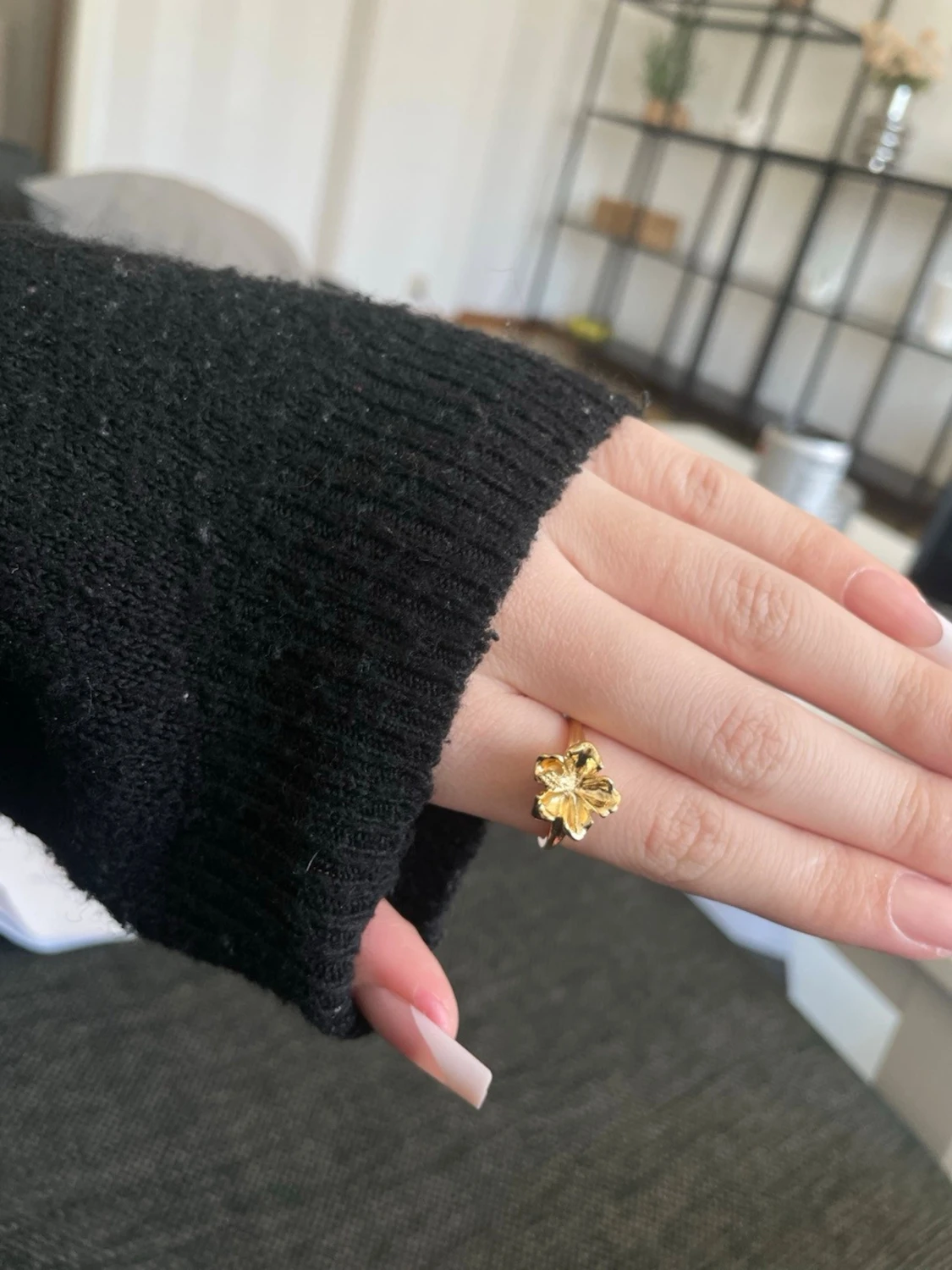 Guldfärgad ring med fyrklöver - 1
