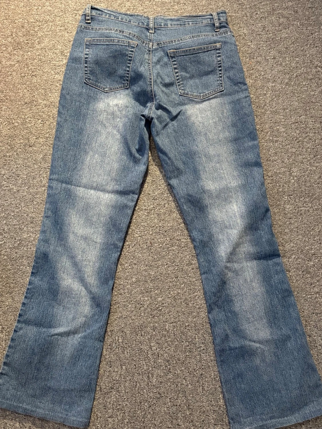 Blå bootcut jeans med blommig brodyr - 2