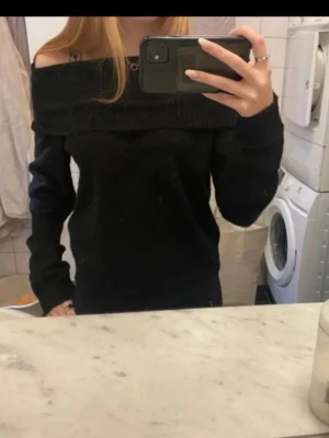 Svart off shoulder stickad tröja - Säljer en svart stickad off shoulder-tröja med bred ribbad kant upptill. I storlek 158/164 men sitter som XS, knappt använd