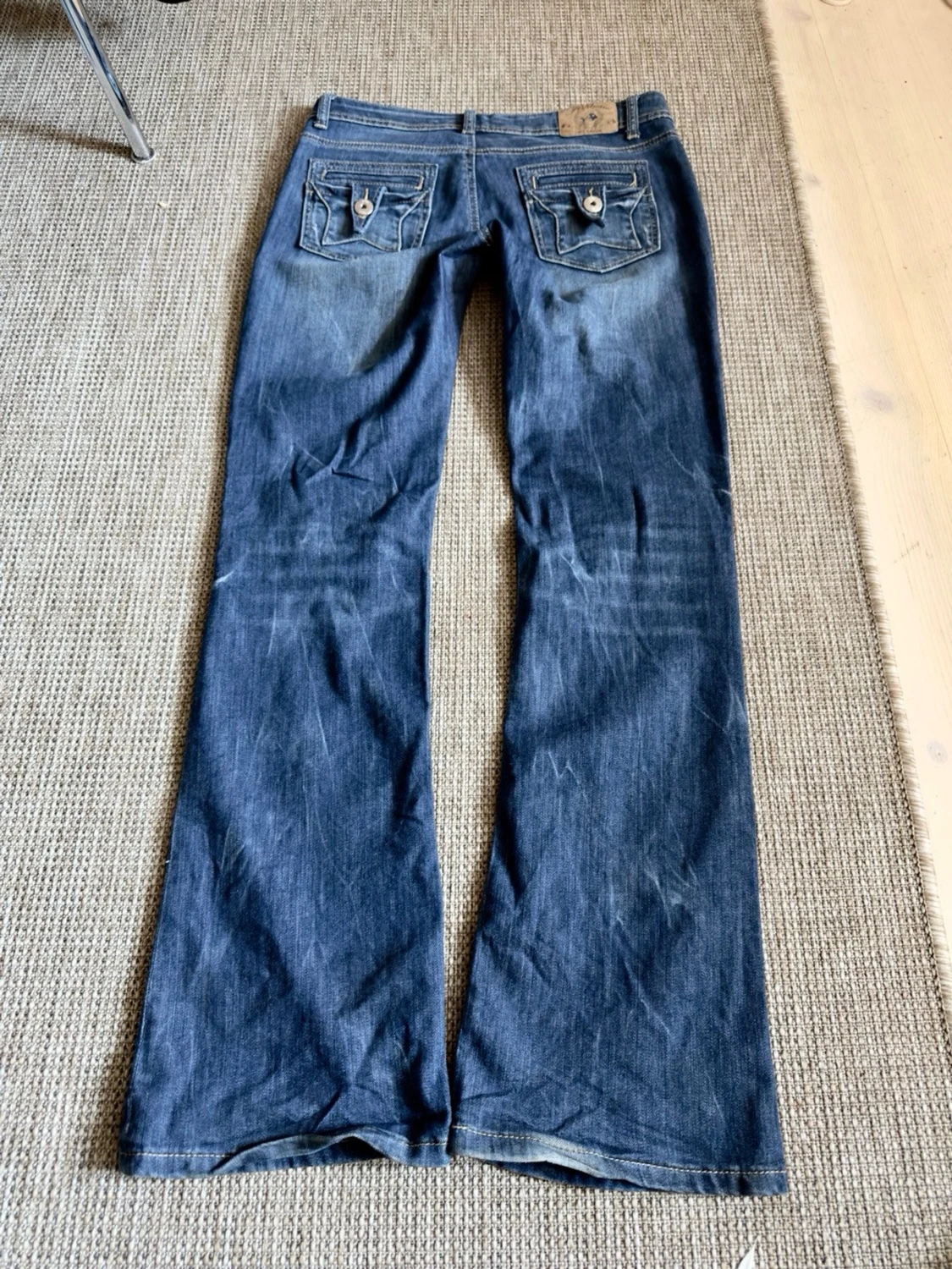 Blå bootcut jeans med fickdetaljer