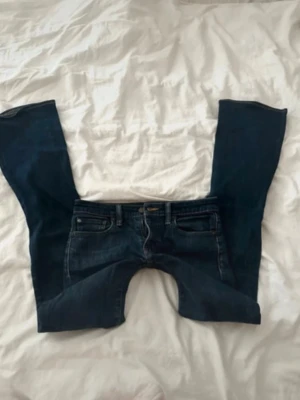 Lågmidjade jeans från Ralph Lauren - Säljer ett par mörkblå lågmidjade bootcut jeans från Ralph Lauren❣️Knappt använda så i väldigt fint skick! Nypris ca 2000 kr. Är öppen med priset så kom gärna med prisförslag🤗såå snygga och trendiga som passar till skolan eller utgång! Midja 37cm och innerbenslängd 81 cm