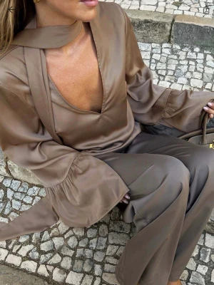 Blus Lojsan x NA-KD - Säljer denna populära blus från lojsans kollektion med NA-KD, är i storlek 32 men är oversize i storleken