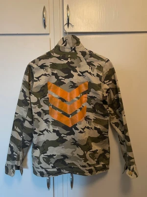 Zadig Voltaire fieald jacket - Super snygg fieldjacket/overshirt från Zadig & Voltaire. Inga defekter, storlek S. Perfekt nu till våren, bara skriva vid funderingar!