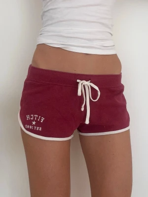 Abercrombie & fitc lågmidjade shorts  - Storlek S. Rakt över midjemått: 36cm. Skickas inom 24h. Se liknande plagg i min profil! 