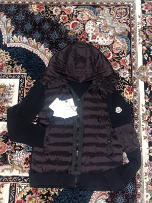 Svart mmonclerr cardigan - Helt ny mmonclerr cardigan i svart säljer den för den är för stor