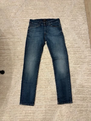 Blå slim fit jeans från Jack & Jones - Blåa Jack n Jones jeans i modellen glenn | Bra skick | Strlk 29/32 | Passar dock allt mellan 29-31W och 30-32 längd✅Hör av er om ni har några frågor!