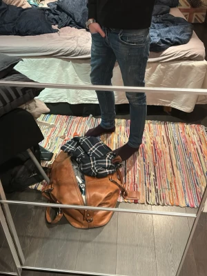 Dondup George  - Säljer ett par blå Dondup jeans i modellen George! Slitningar och färgstänk från fabrik vilket är väldigt trendigt. Hör av er vid frågor eller funderingar!