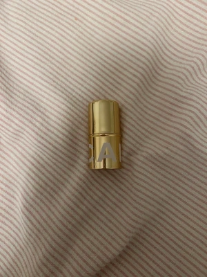 CAIA Pearl Highlighter Stick - Säljer en CAIA highlighter stick i färgen Pearl. Använd men ungefär halva finns kvar. Denna håller lång tid och är krämig. Vill sälja snabbt så skriv prisförslag.