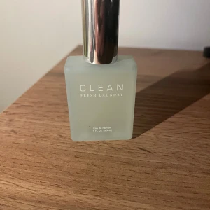CLEAN Fresh Laundry Eau de Parfum - Fräsch parfym från CLEAN i doften Fresh Laundry. Nästintill full. 