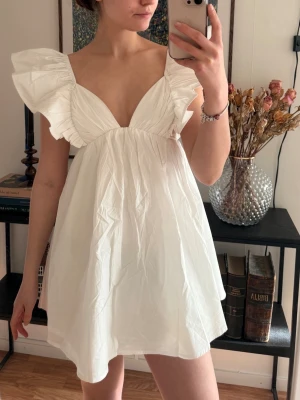 Hello Molly klänning - Helt underbar klänning från Hello Molly. Inte använd eftersom den är för liten för mig. Om ni vill ha ytligare bevis för att den är från hello Molly kan ni kontakta mig. Perfekta studentklänningen. Original pris 1400kr + 100kr frakt o tull