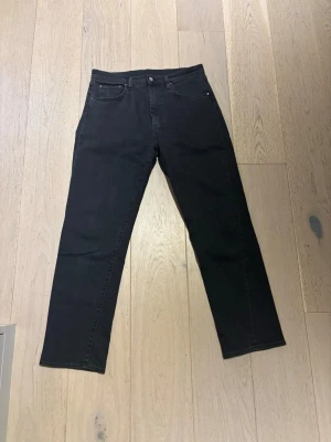 Twisted seam denim grey - Säljer ett par jeans med rak passform och klassisk femficksdesign. Jeansen har normal midja och stängs med knapp och dragkedja. Perfekta till en avslappnad stil och funkar året runt. Storlek: 31/34.