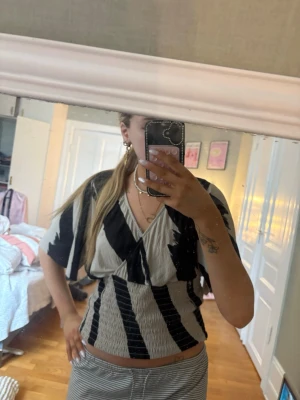 Omlott topp  - Randig omelett topp som jag köpt second hand, kommer ej till användning, står strl L men passar mig som har S! 🫶🏻