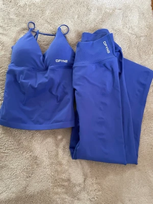 DFYNE - Jättefint set från DFYNE. Nyskick 🙌💗 Vision Twist Front Longline Top st xs.  Vision Flares st s. Nypris för settet ca 1300kr. Mitt pris 1100kr