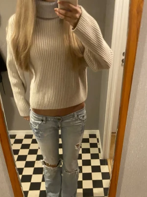 Beige ribbstickad polotröja - Säljer denna ribbstickade polotröjan från hm i storlek m