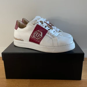 Philip Plein Skor - Vita skor från Philip Plein | Storlek 43 | Skick 10/10 | Hör gärna av dig vid frågor eller funderingar | Pris kan diskuteras vid snabb affär ✅✅