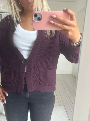 Dagmar kofta - Säljer min vinröda/lila kofta från Dagmar! Skit snygg med ett par jeans bara!