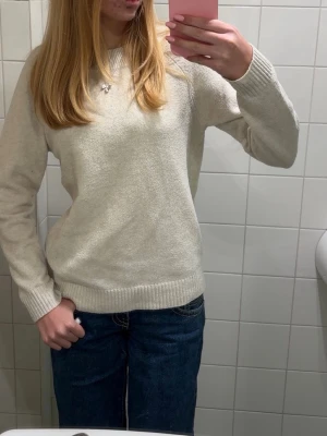 Stickad tröja  - Stickad tröja från Vero Moda i storlek xs. Tecken på användning men fortfarande fint skick💕