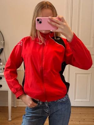 Röda jacka - Cool röd vindjacka från Puma i fint skick, förutom att dragkedjegrejen är borta, men funkar fortfarande💕 barnstorlek, jag har vanligtvis xs💕