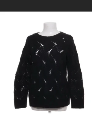 Svart stickad tröja med mönster - Snygg svart stickad tröja med hålmönster och rund hals. Tröjan är gosig och har lång ärm. Stickade tröjan är köpt från sellpy i väldigt bra skick i storlek S. Skriv om det finns frågor🥰