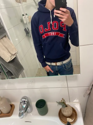 Ralph lauren hoodie - ÄKTA Ralph lauren hoodie storlek S, fläcken var vatten men borta, skickar bild privat för att visa, skrib vid info/bilder, Modellen är 181.