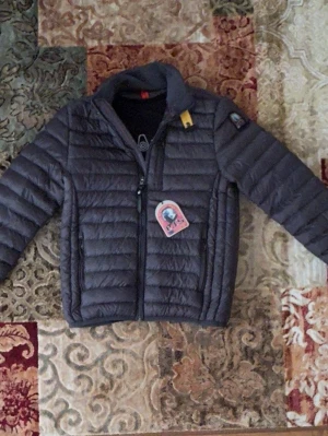 Mörkgrå dunjacka från Parajumpers - En snygg ny mörkgrå parajumper jacka som lätt kombineras med andra klädesplagg. Jackan håller än varm under de kalla dagarna. Den är i storlek M men jag skulle säga att den även passar S.