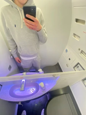 Grå hoodie från Polo Ralph Lauren - Säljer en stilren grå hoodie från Polo Ralph Lauren med klassisk huva och dragsnören. Tröjan har en broderad marinblå logga på bröstet och en stor magficka. Perfekt för en avslappnad och trendig look. Tillverkad i mjukt bomullsmaterial.