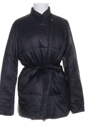 WHYRED Dries Solid jacka – 38 - Svart, stilren och tidlös jacka från WHYRED med knyt i midjan som ger snygg silhuett. Hög krage och lätt vadderad – perfekt till höst/vinter. Storlek 38. Fint skick. Nypris betydligt högre. 700 kr (kan diskuteras vid snabb affär). 