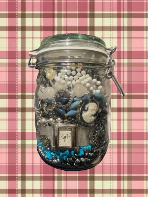 Jewelry jar - Fylld stor burk med blandade smycken, skickas utan burken