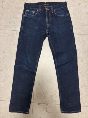 Mörkblå jeans från Nudie Jeans - Dry Maze Selvedge jeans från Nudie, modell Gritty Jackson, i storlek 28/30. Använda i 4/5 månader med en tvätt. Krympte tyvärr lite i tvätten så passar lite mindre, men riktigt schyssta jeans. Inga defekter eller likande. Skriv vid funderingar!