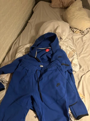 Blåa nike tech fleece från Nike  - Byxorna köpa på jd sports för 1300 ca finns inget kvittot tyvär tröjan stl L köpt på unisports finns kvitto byxorna xl
