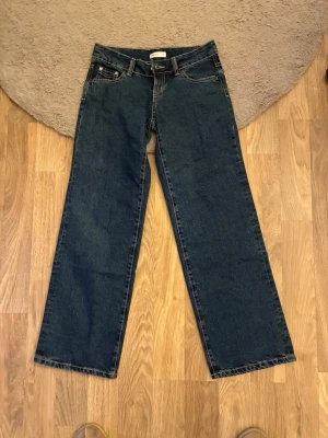 Ultra low wide jeans från Gina tricot - Super snygga low midjade wide blåa jeans från Gina. Använda endast 1 gång och har aldrig blivit tvättade.