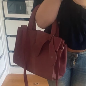 Röd väska med rosett - Så fin röd väska med rosett! Pris kan diskuteras!❣️