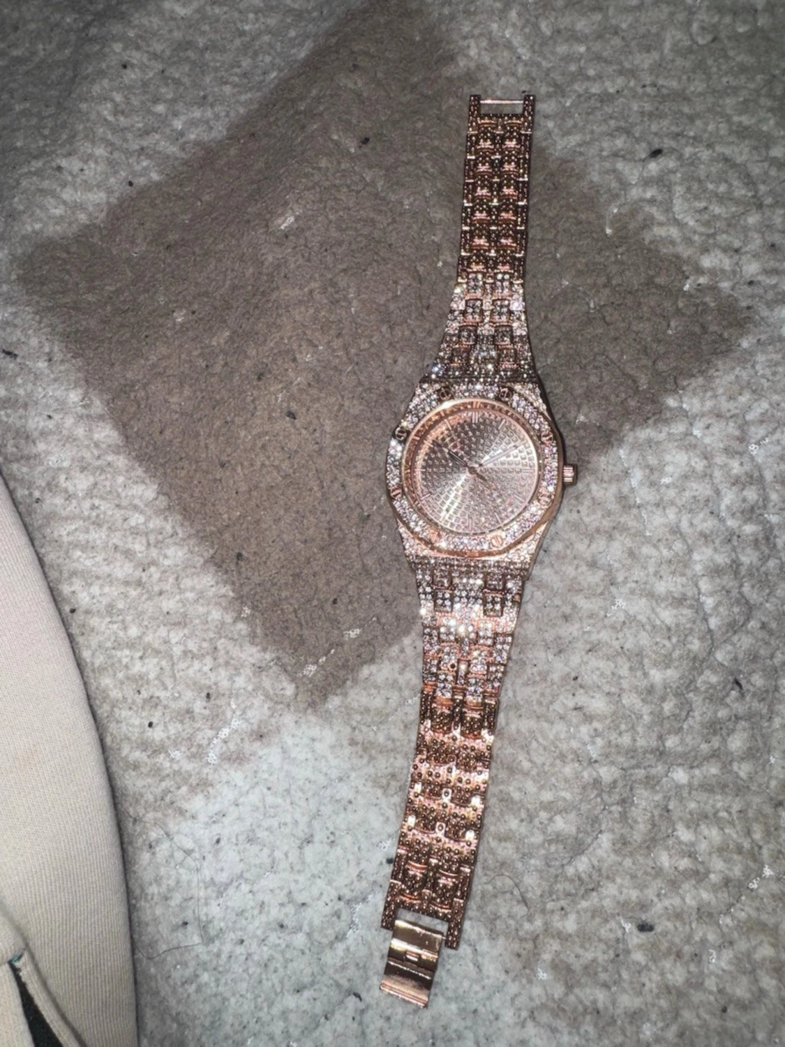 Roséguld klocka med stenar