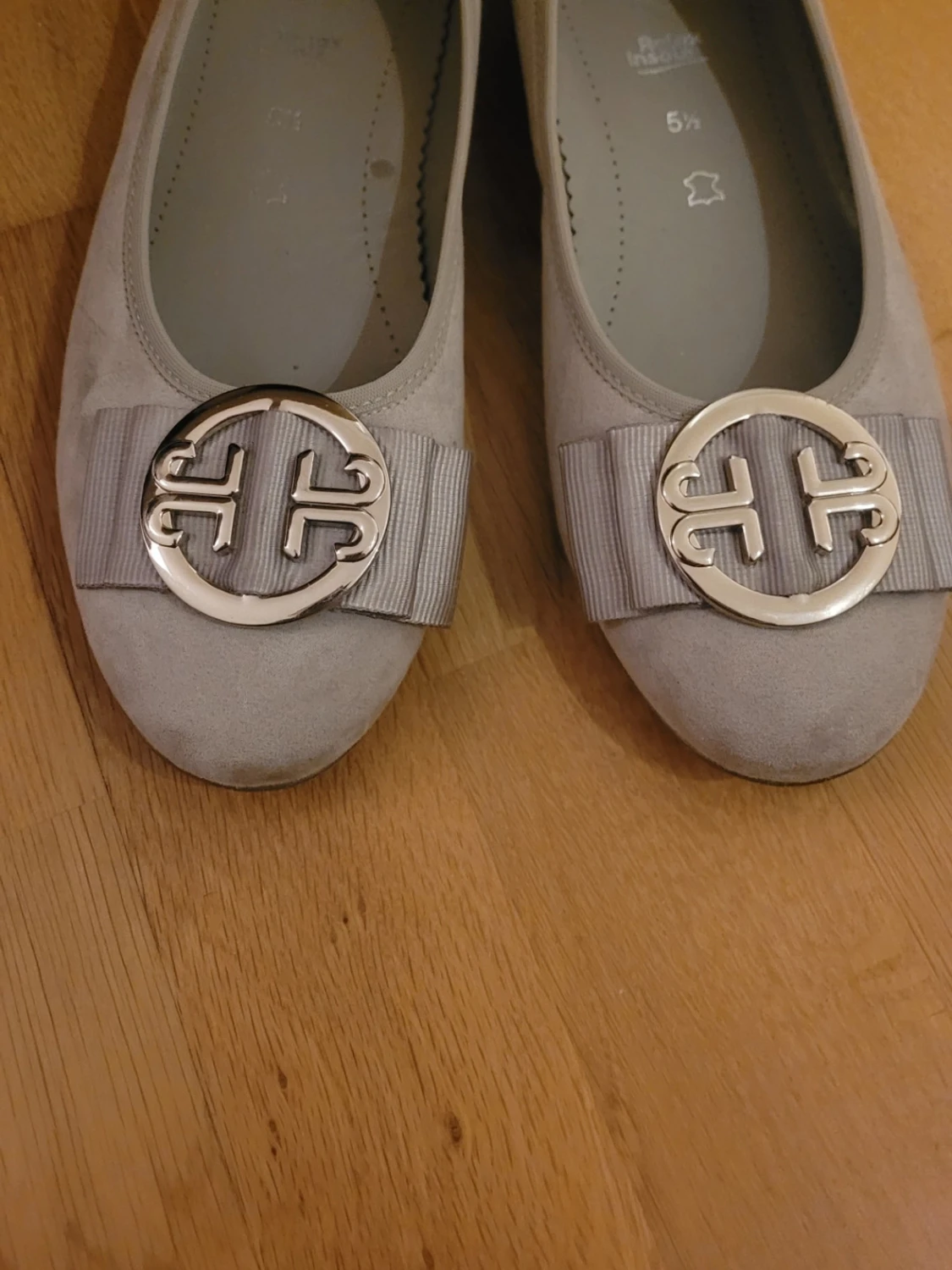 Grå ballerinaskor med metallogo