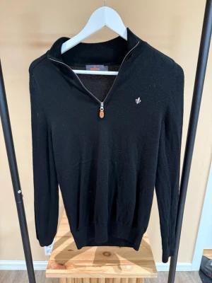 Morris ziptröja  - Säljer Morris zip tröja som sitter väldigt skönt och har väldigt bra kvalité med sina fina vita detaljer med lite brunt på zipen.