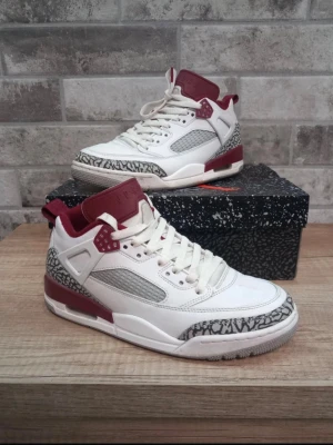 Jordan vit/röd sneaker med elefantmönster - Snygga sneakers från Jordan i vitt läder,✅snabb frakt ✅äkta och kommer med låda 