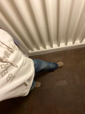 Abercrombie & Fitch Hoodie - Snygg ljusgrå hoodie från Abercrombie med stor huva och dragsko. Klassisk magficka och ribbade muddar. Stor logga i båge över bröstet. Inga defekter. Undrar du något är det bara att skriva😁🙌