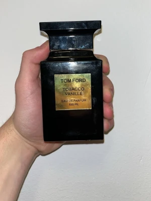 Tom Ford Tobacco Vanille EdP 100 ml - Exklusiv parfym från Tom Ford, Tobacco Vanille Eau de Parfum i 100 ml flaska. Nästan helt ny och knappt använd. 100% äkta, och härstammar från NK. Otrolig doft men säljer då jag redan har en stor kollektion. Nypris var runt 3800 och somsagt knappt använd nu.