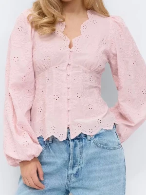 Ljusrosa blus med broderade detaljer (ny med prislapp) - Söt ljusrosa blus med broderade blommor och knappstängning framtill. Blusen har långärmade puffärmar och vågig kant nedtill. Tillverkad i ett lätt bomullstyg som ger en romantisk känsla.