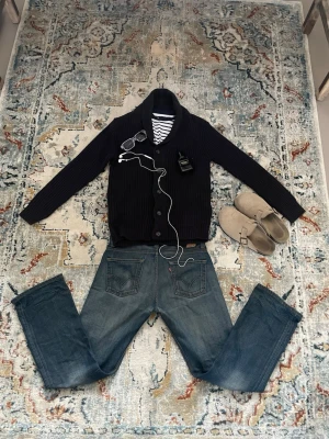 Cardigan  - Säljer denna stickade cardigan som är i bra skick, hör av dig vid minsta lilla fundering! OBS Inget annat ingår som är med i bilden.